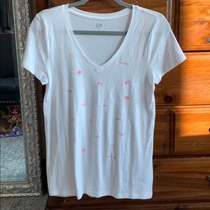 Patterned white vneck new without tags